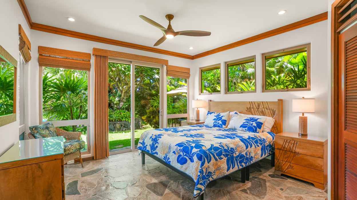 Bungalow, detached king bedroom with garden outlook